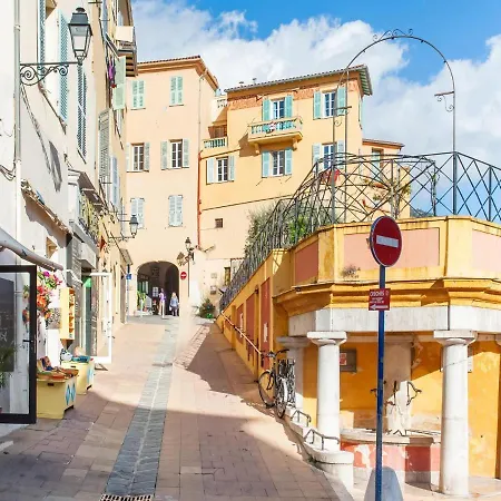 In With Balcony Terrace Μεντόν
