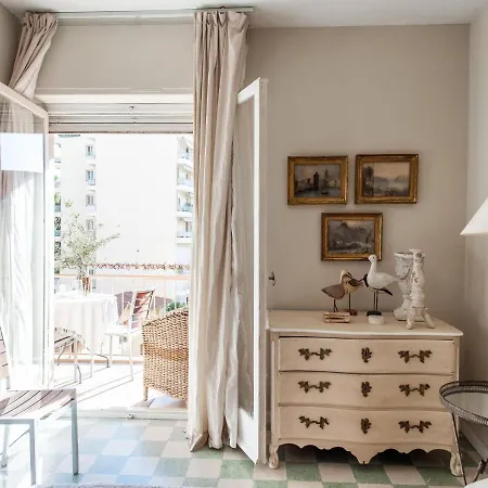 In With Balcony Terrace * Μεντόν