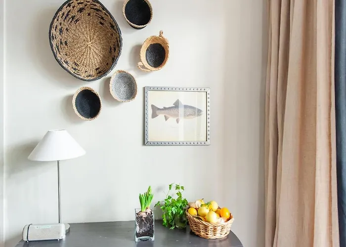 شقة In With Balcony Terrace مينتون
