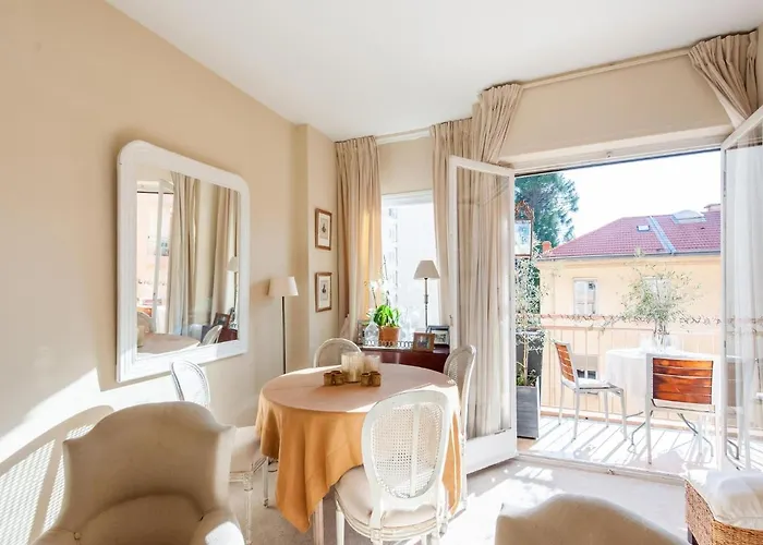 شقة In With Balcony Terrace مينتون